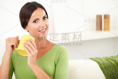 悠闲的女人捧着一杯咖啡