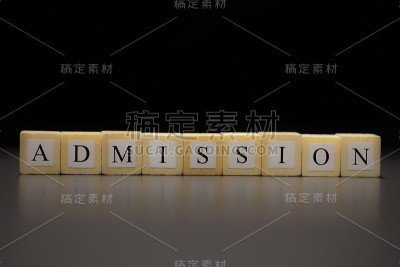 “承认”这个词写在孤立在黑色背景上的木方上……
