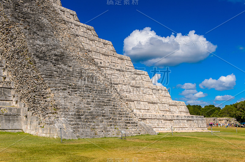 埃尔卡斯蒂略(库库尔坎神庙)，一个中美洲阶梯金字塔，奇琴伊察。它是哥伦布发现美洲大陆前的一座大型城市