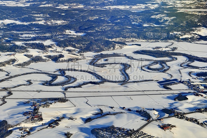 挪威雪地农场鸟瞰图。