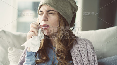 年轻女子感冒了
