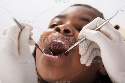 《看牙医的非洲女孩