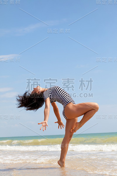 在沙滩上跳舞