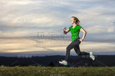 年轻女性慢跑