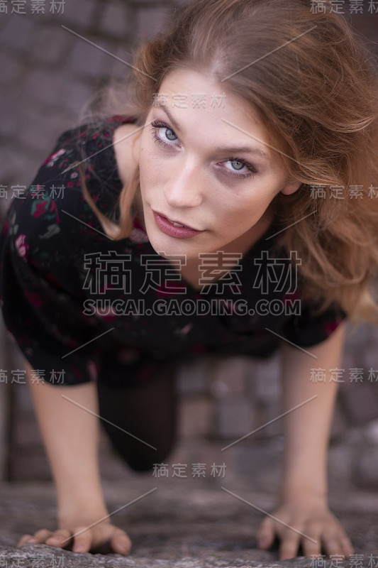 一个漂亮的金发女郎的肖像