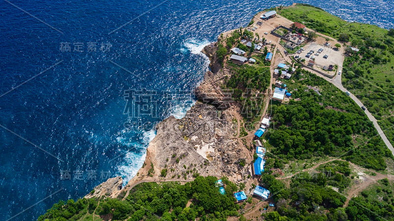 风景在破碎的海滩Nusa Penida，印度尼西亚天使的BillaBong海滩。热门旅游胜地巴厘岛