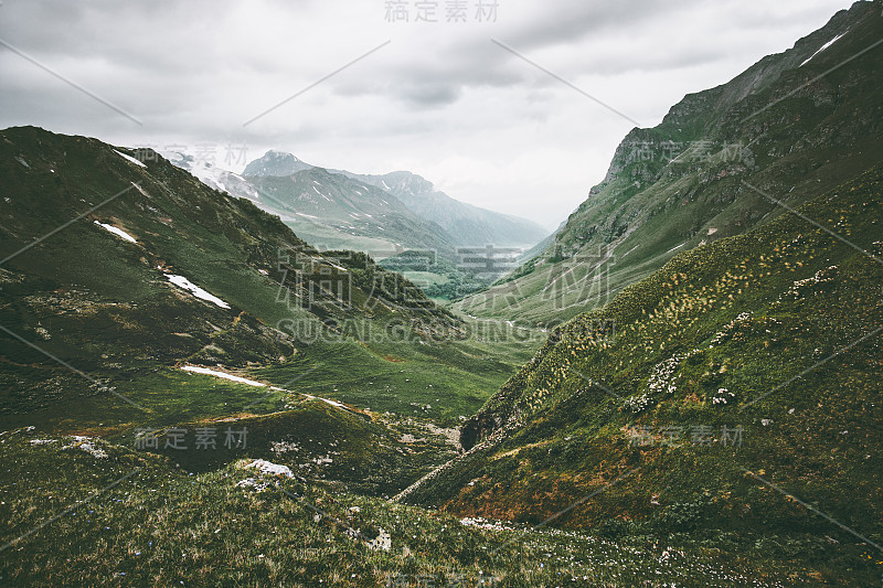 绿山山谷景观旅游鸟瞰夏日宁静风光