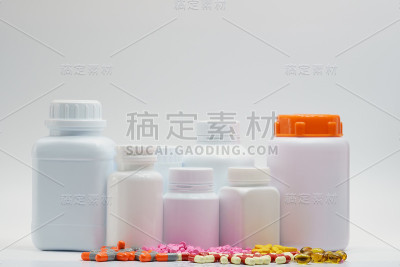 药丸和瓶子盖上白色背景