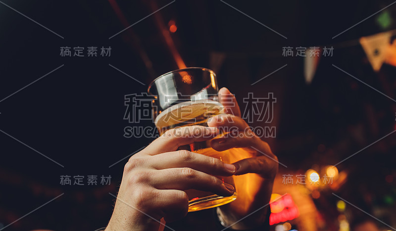 碰杯，举杯祝酒，派对。