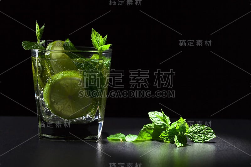 柠檬，冰和薄荷鸡尾酒。