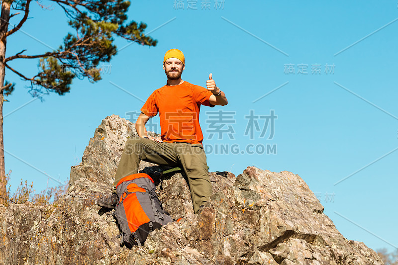 一名留着胡子的年轻男子正在山中旅游