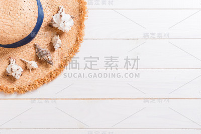 暑假背景与草帽和贝壳木制背景顶视图与拷贝空间