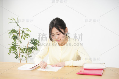 年轻女人学习