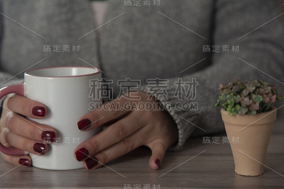 女人手里拿着一杯咖啡