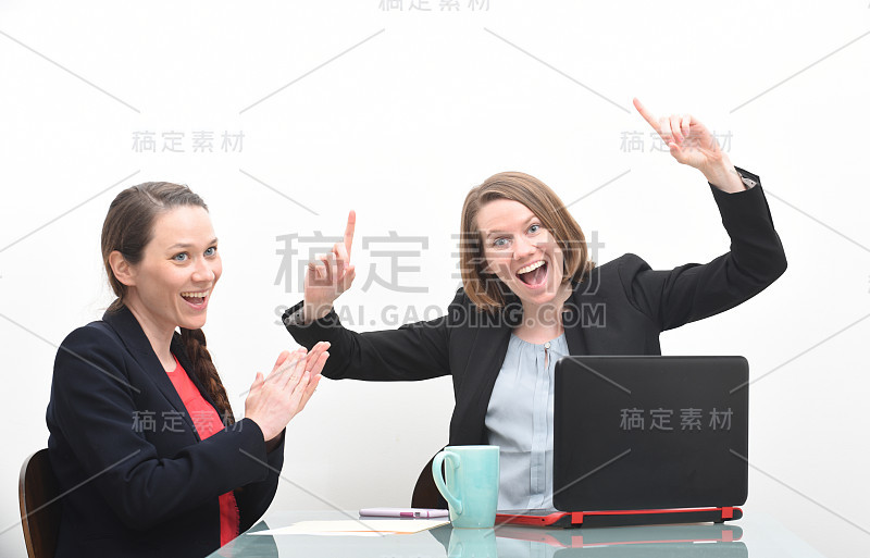 商务女性在会议中庆祝