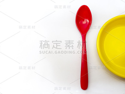盘子和勺子的照片。