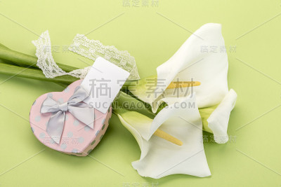 绿色的鲜花和礼物