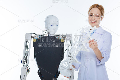 迷人的充满活力的女人着迷于新的视角
