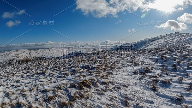 壮丽的蓝天白云下的雪山斜坡景色