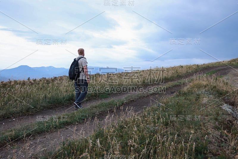 人向山上走去，走向黑暗的天空