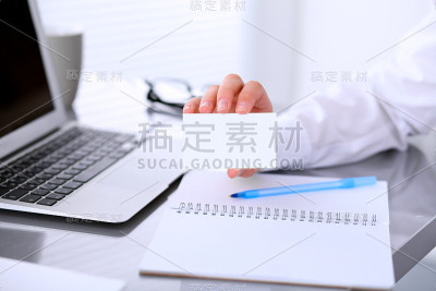 特写商务妇女给予访问卡