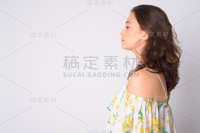 年轻美丽的女人的特写侧面视图