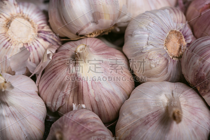 食品的背景。许多干燥大蒜。