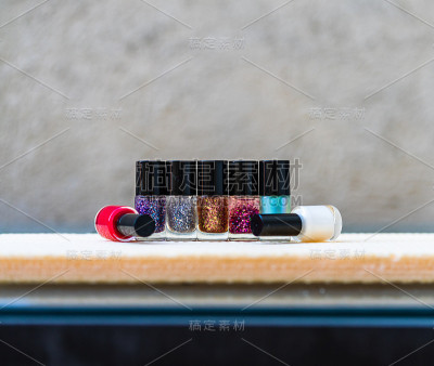 近距离的彩色照片，明亮和闪光的指甲油瓶孤立与复制空间。