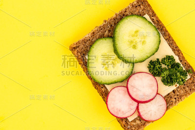 素食面三明治黑麦面包，黄瓜，萝卜和奶酪