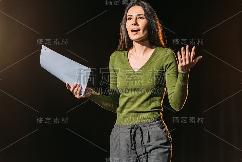 美丽的情感女演员表演角色与剧本上的黑色