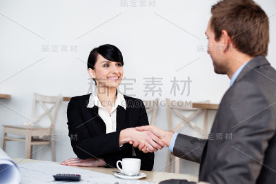 两个商人在握手