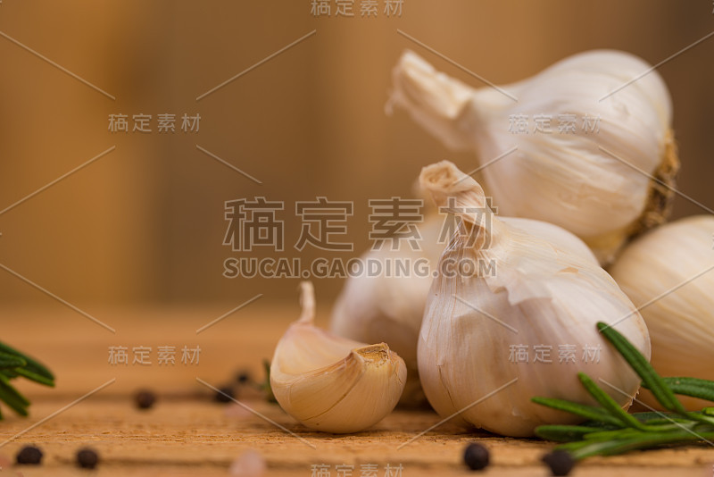 大蒜和香料的木质背景，烹饪节省
