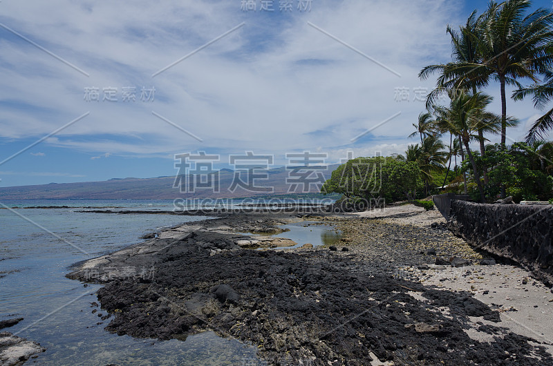 在夏威夷Puako村的海滩上散步。