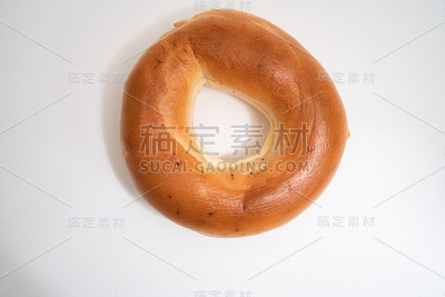 新鲜百吉饼孤立的白色背景