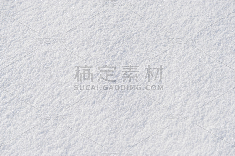 在阳光明媚的日子里，白色的雪表面。冬天的一天。