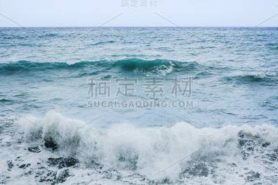 风大浪急的海面