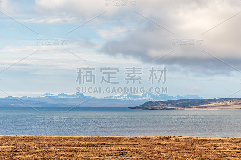 在冰岛的公路旅行，向冰雪覆盖的山脉的Snaefellsnes国家公园