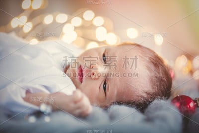 带着圣诞装饰物的小婴儿