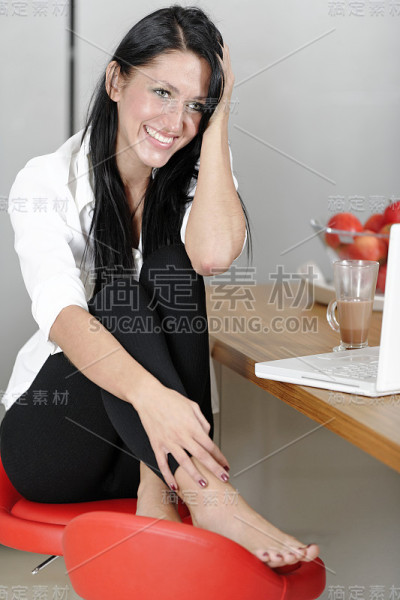 正在喝咖啡的女人