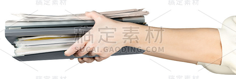 女性的手拿着一堆文件和文件夹