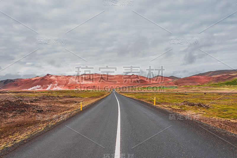 冰岛孤立的道路和山区景观