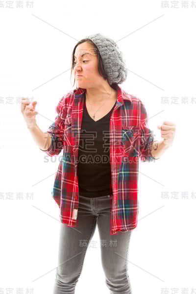年轻女子看起来很生气