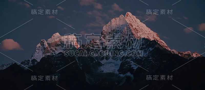 珠穆朗玛峰在黄昏