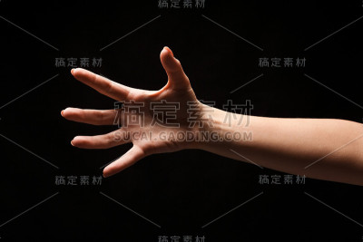 手孤立在黑色背景上