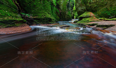 小河流与红色的水流过芬尼奇峡谷风景摄影