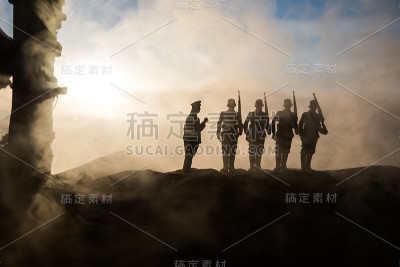 战争的概念。军事剪影战斗场景的战争雾天空的背景，世界大战士兵剪影下多云的天际线在晚上。