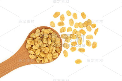 用木勺烤蚕豆