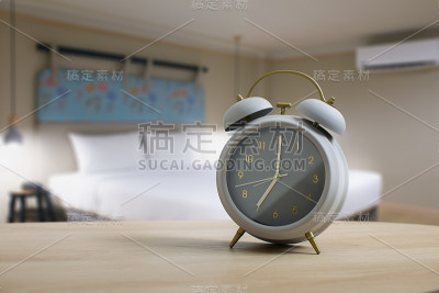 卧室木桌上的灰色闹钟