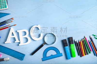 回到学校。学校的项目和字母ABC