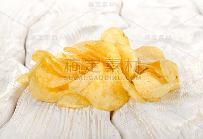 桌上放着薯片